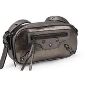 Bolso compacto metálico con cierre y correa ajustable